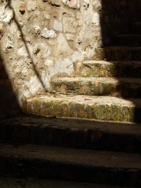 This gives some idea of the colours of the stone - not an exact depiction because of the difficulty to capture the true colours on camera