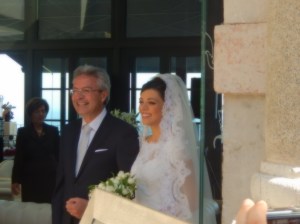 Che bella Sposa! Beautiful bride with proud father - Taormina