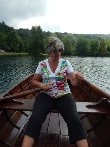 How do I get that left oar out of the water?