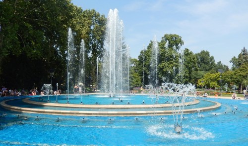 People were dangling their feet in the water all around the edges of this fountain on Margaret Island