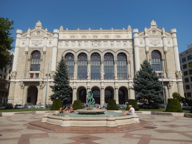 It doesn't matter how grand the building - if there is a fountain outside, then get into it